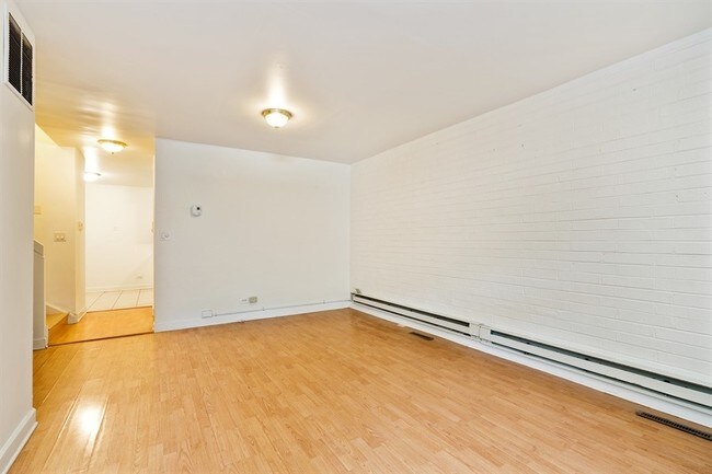 Building Photo - 2220 N Kenmore Ave