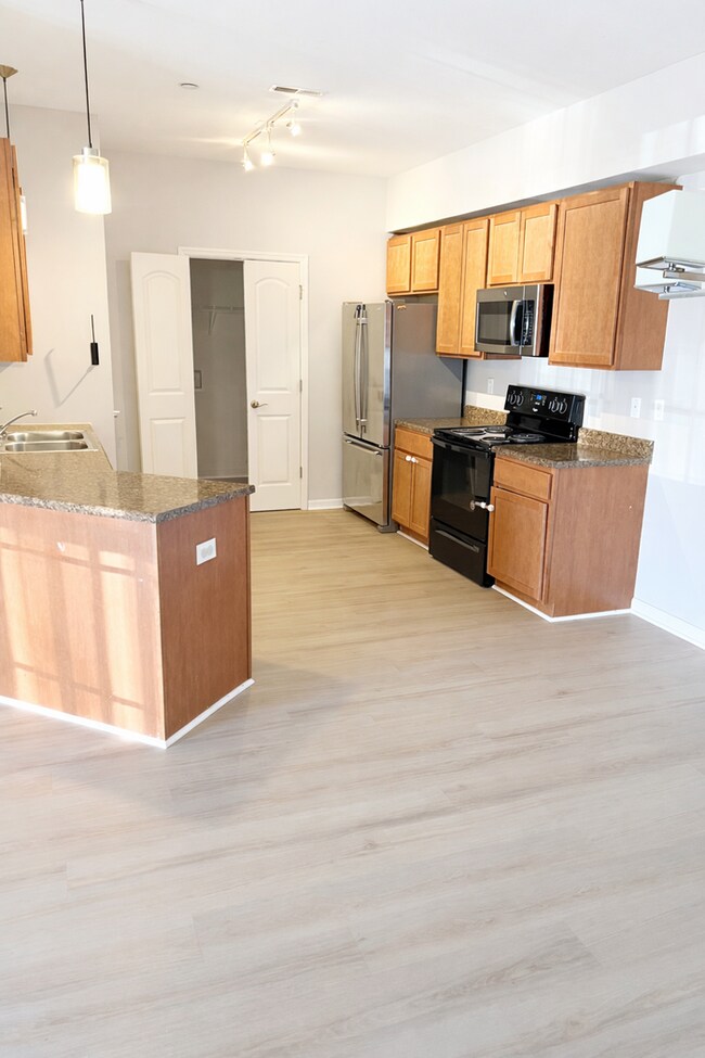 Building Photo - 6421 Brookfield Ct Dr