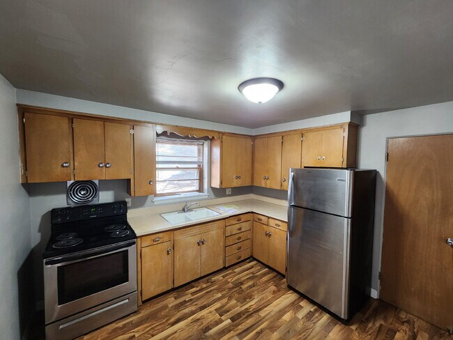 Foto del edificio - Ground Level Apartment in Neenah! Heat & Water Included