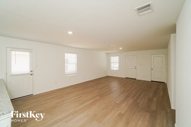 Foto del edificio - 10414 McClintock Dr