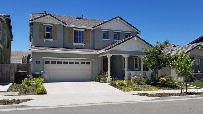 Building Photo - Tracy Former Model Style Home 4 Bedrooms, ...
