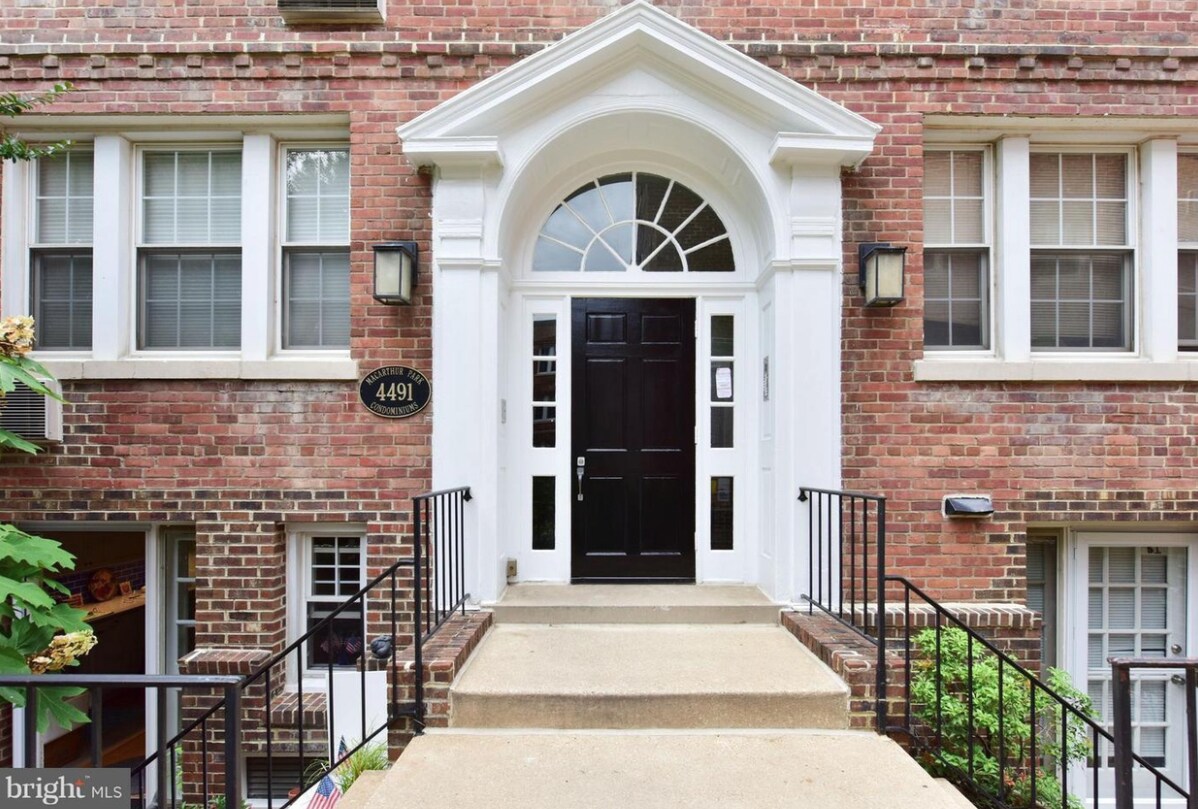 Foto principal - 4491 MacArthur Blvd NW