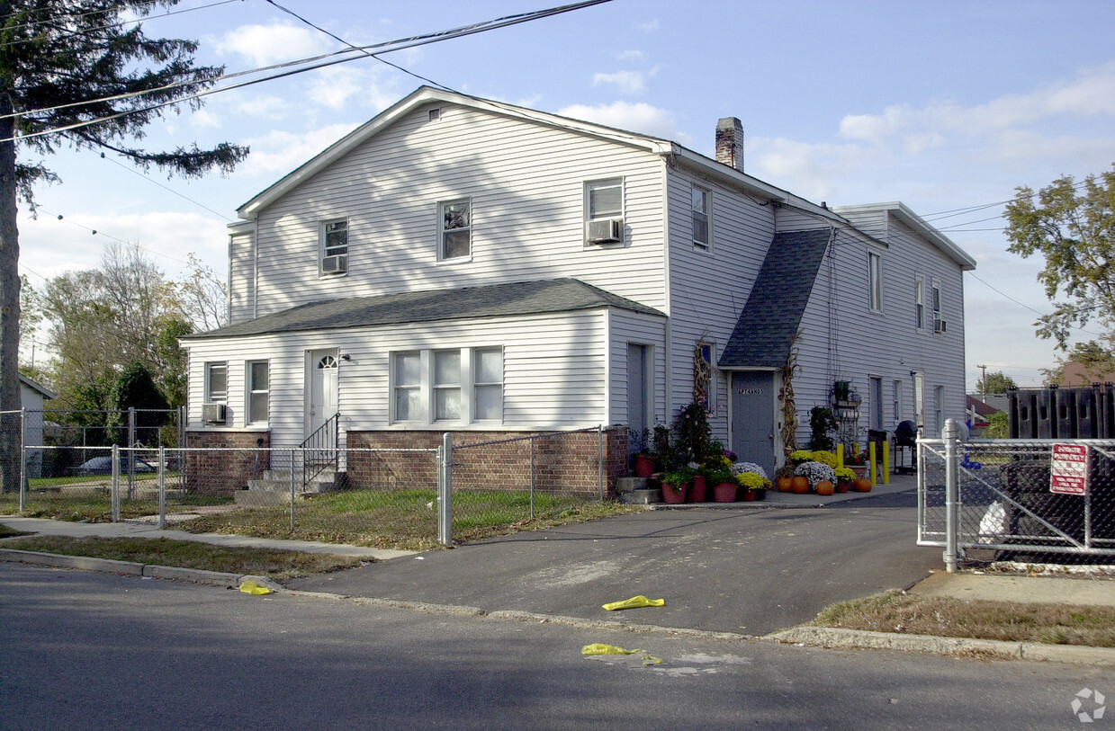 Building Photo - 447 Hendrickson Ave