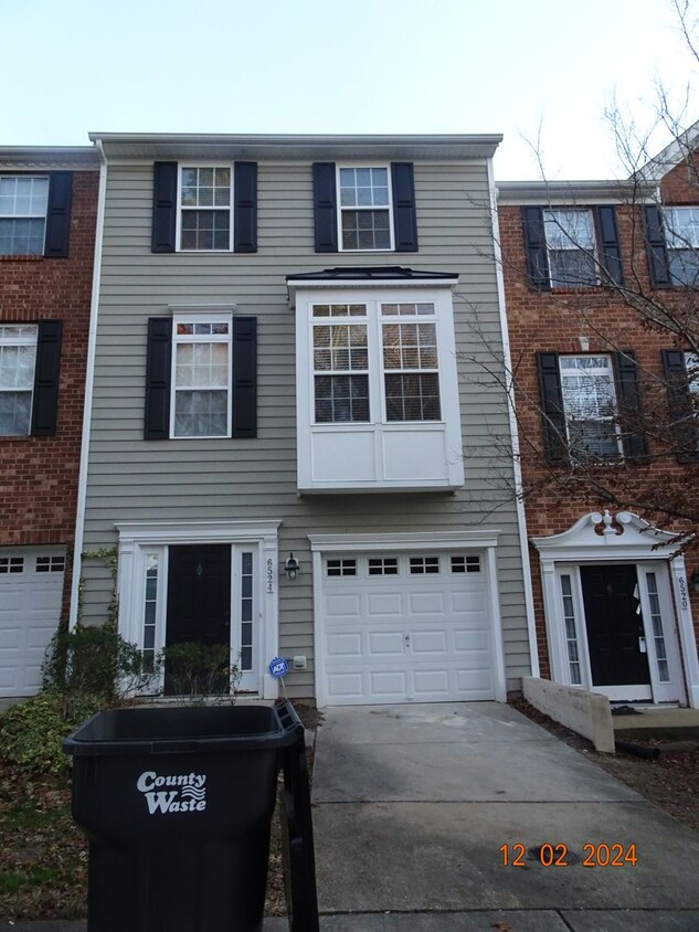 Foto principal - 3 Bedroom Townhome Rental in Liberty Crossing