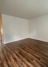 Building Photo - 402 Forest Ln