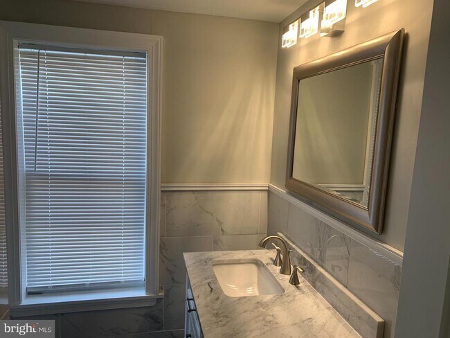 Foto del edificio - 1819 Sigel St