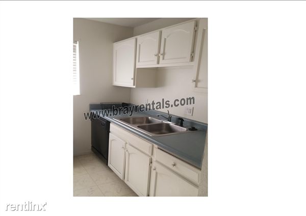 Building Photo - 3150 Lakeside Dr