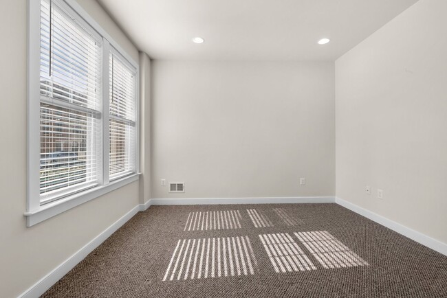 Building Photo - 3 Bed 4.5 Bath - Downtown Crown Townhouse ...