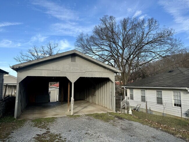 Photo - 208 Wilson St House