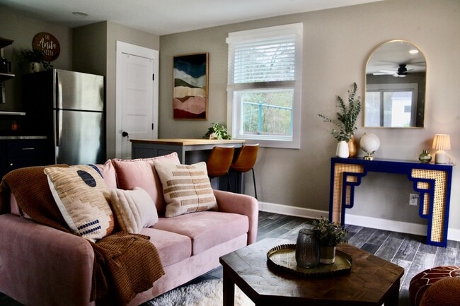 Unit B Studio - 23 Anita Dr