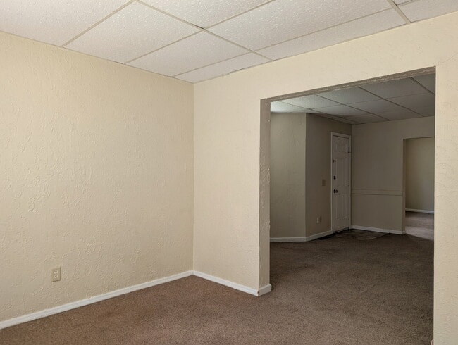 Building Photo - 2 Bedroom Lower Duplex In Green Bay