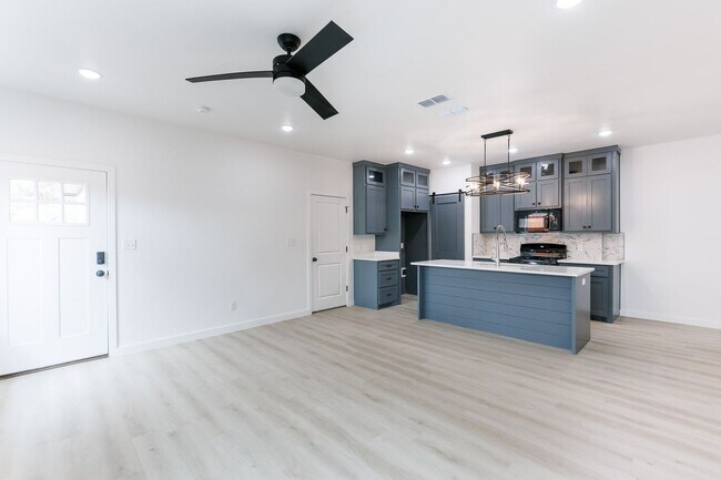 Foto del edificio - 1704 Elkhart Ave