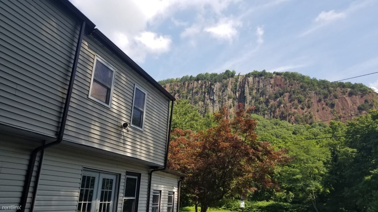 Primary Photo - 4 br, 2 bath House - 100 Valley St