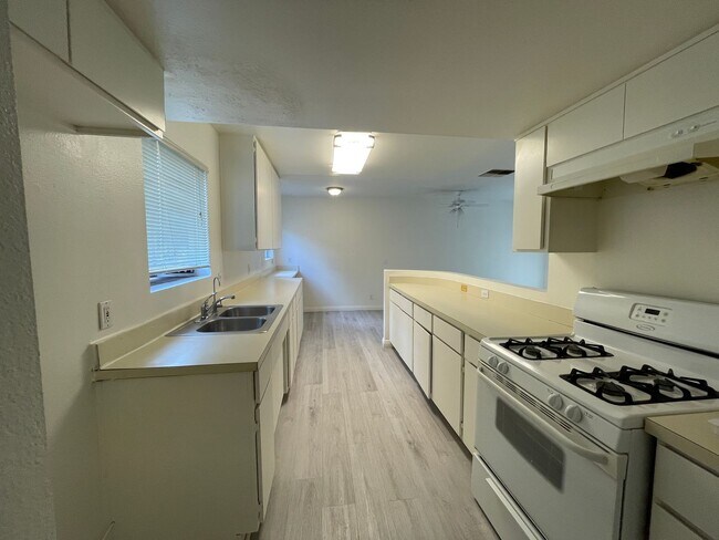 Foto del edificio - 1589 N Hill Ave