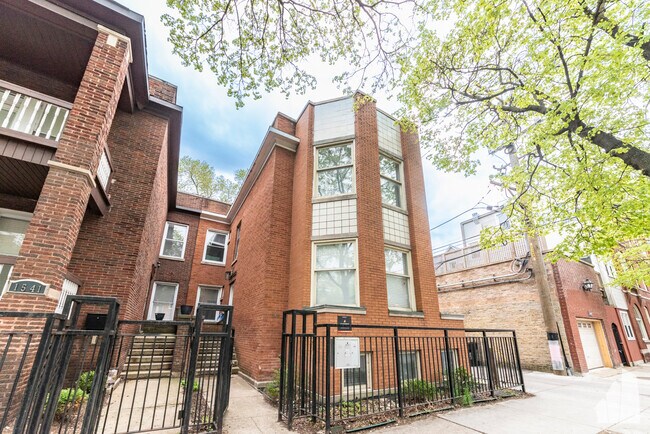 Foto del edificio - 1545 W Addison St