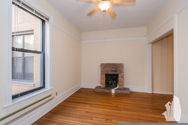 Building Photo - Attractive two bedroom with modern kitchen...