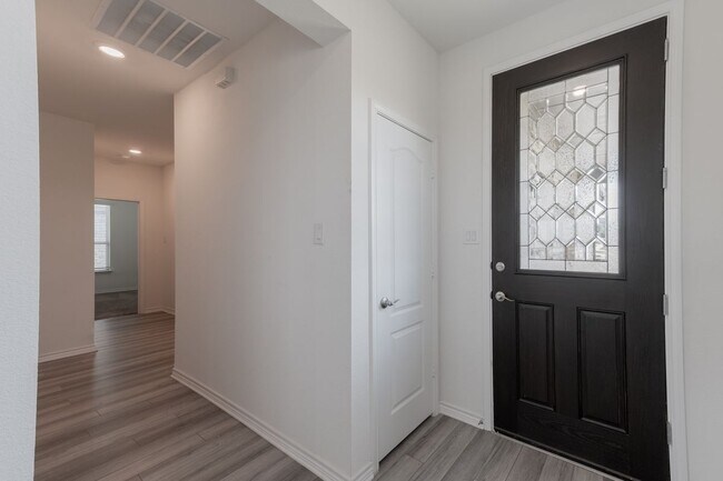 Foto del edificio - 2701 Webb Ave