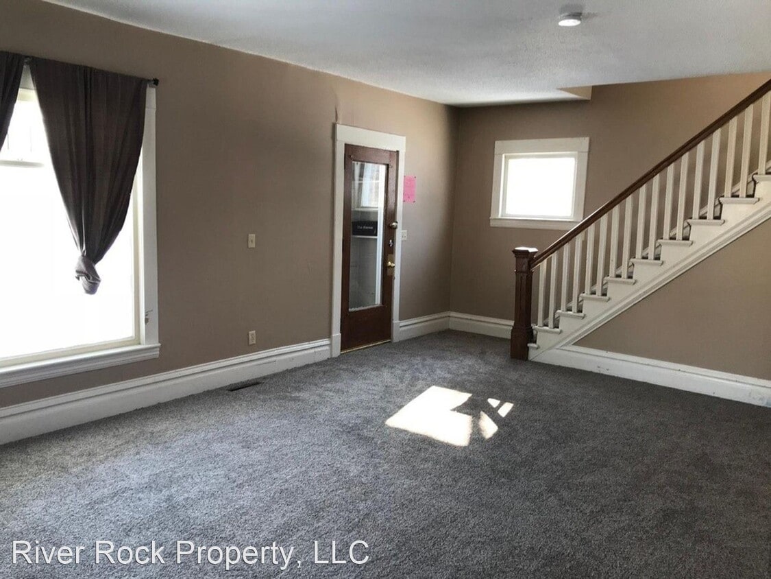 5 br, 2 bath House 721 10th Street South House Rental in Moorhead