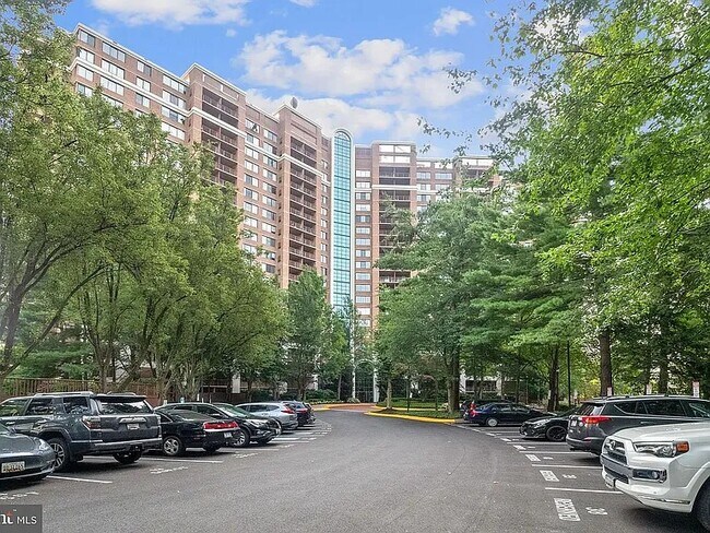 Foto del edificio - 10101 Grosvenor Pl