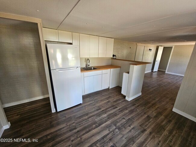 Foto del edificio - 7577 Sonia Dr