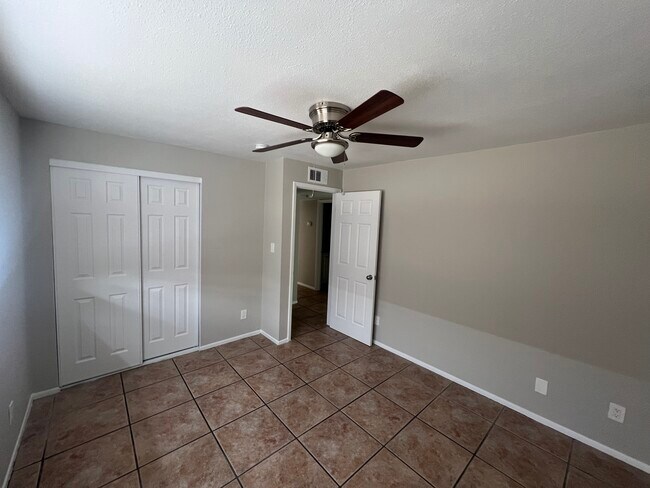 Building Photo - 1319 E Vista Ave