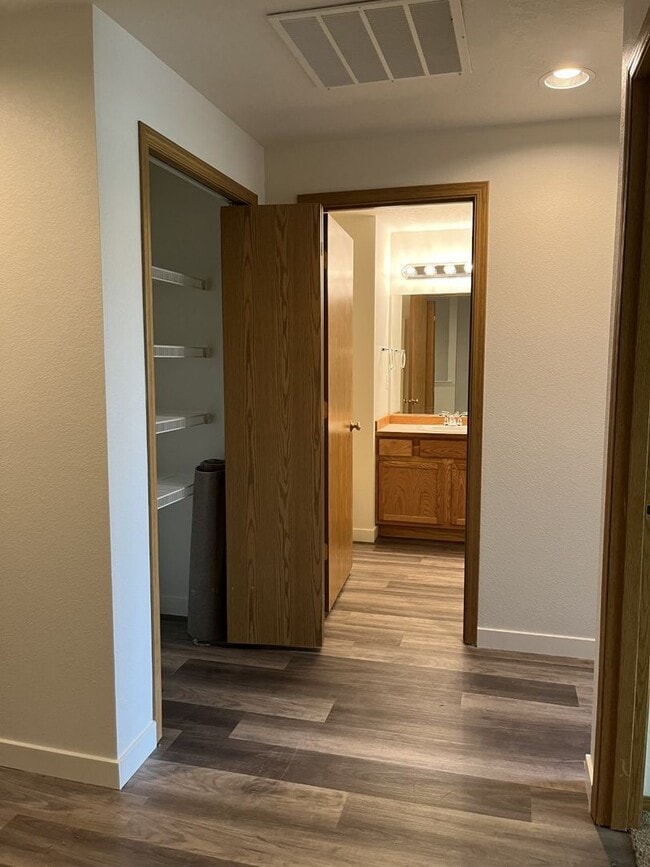 Foto del edificio - Large 3 bedroom, 2.5 bath, 1 car garage, fenced back yard townhome recently remodeled