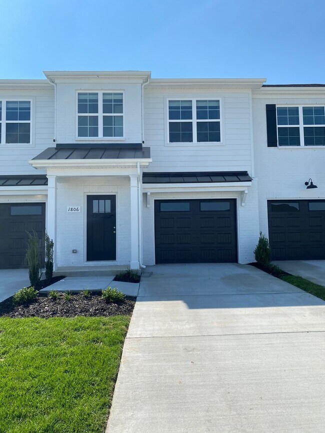 Building Photo - Like New Luxury Townhome! 3 BR, 2.5 BA, 1 Car Garage, Pool, Dog Park, and More!