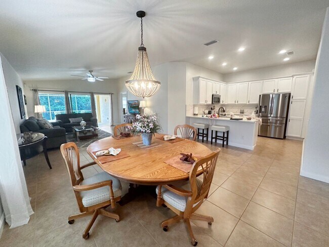 Building Photo - 3 Bed 2 Bath Fully Furnished Home In The H...