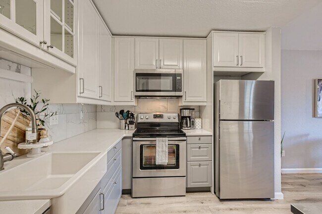 Building Photo - Corner Unit 2 BDR Townhome