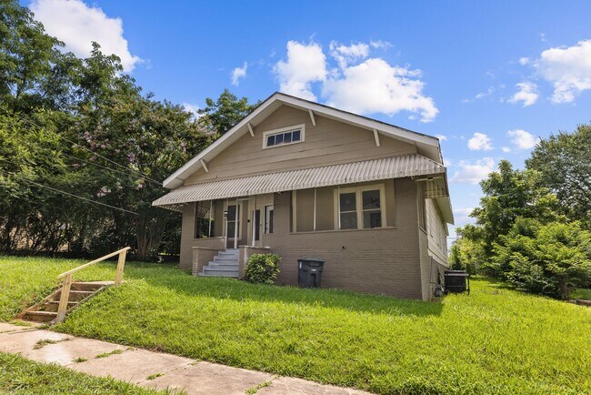Building Photo - Charming 3 Bedroom, 2 Bathroom house
