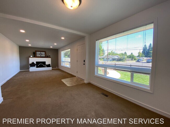 Foto del edificio - 3 br, 1.5 bath House - 355 Irving