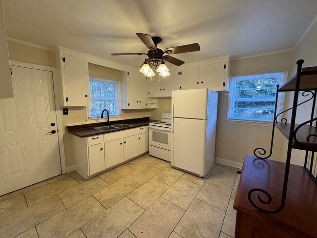 Foto del edificio - Available to Show