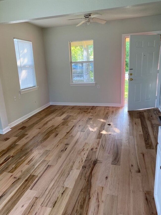 Building Photo - CUTE  1 BEDROOM / 1 BATH - SMITHVILLE HOME