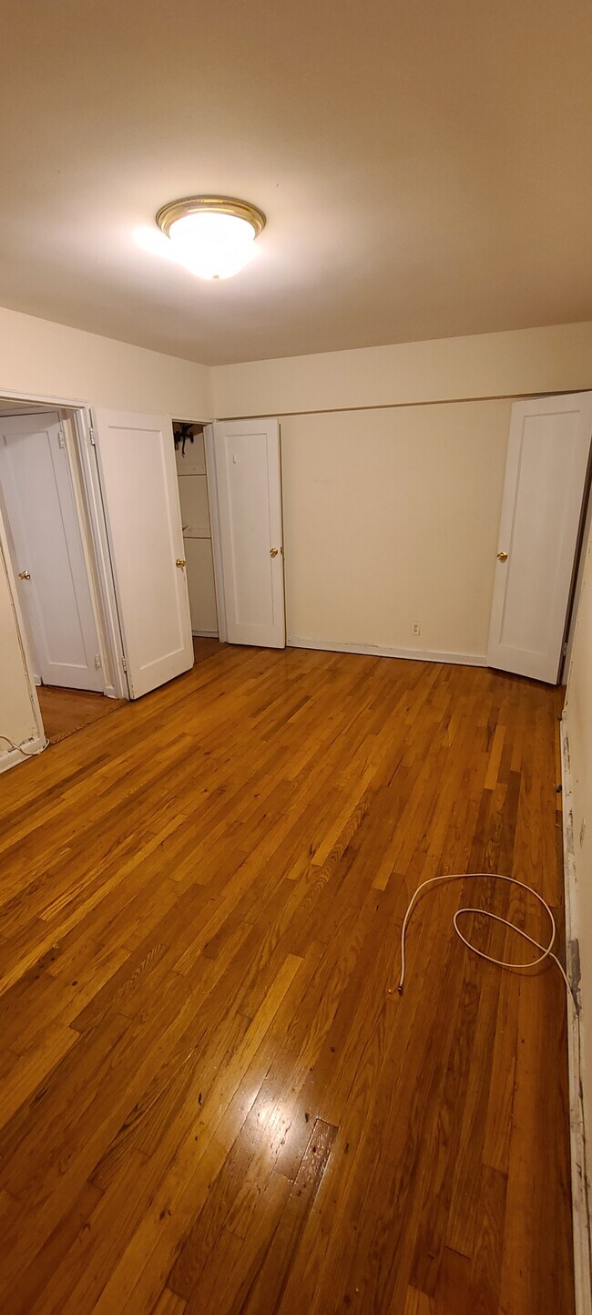 Building Photo - 1275 E 5th St