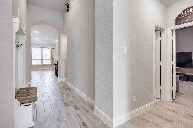 Building Photo - 905 Lady Bird Dr