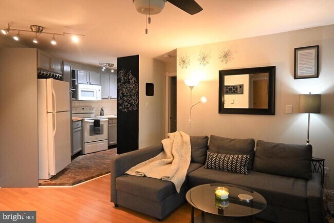 Building Photo - 624 E Walnut St