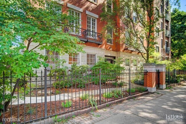 Building Photo - 2 br, 1.5 bath Condo - 904 W Diversey PKWY