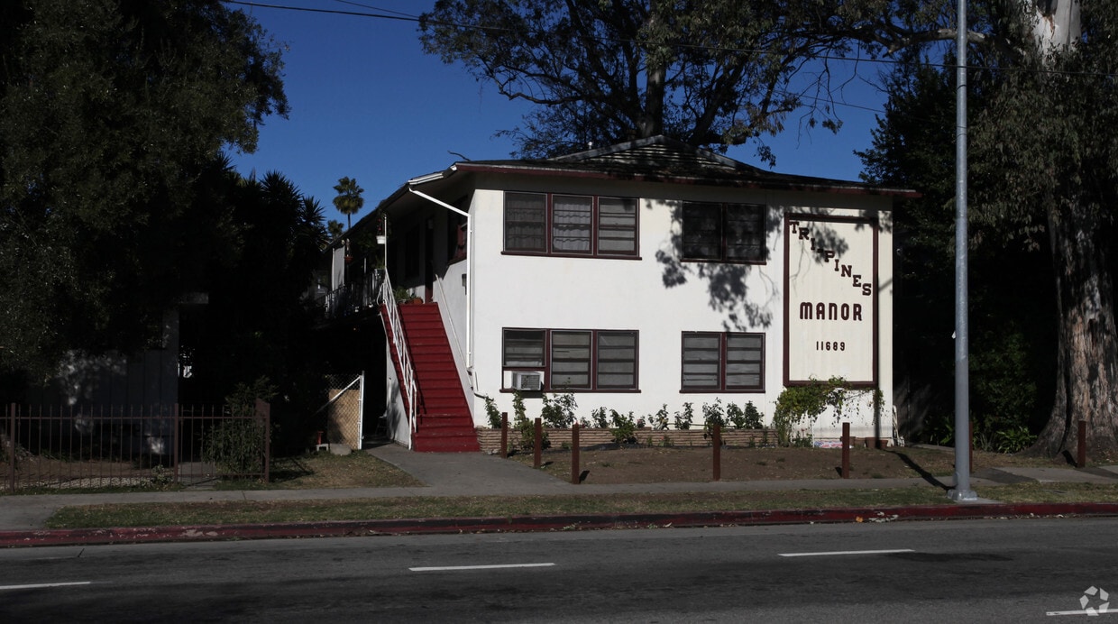 11689 Chandler Blvd, North Hollywood, CA 91601 Apartments at 11689