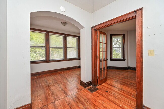 Building Photo - 2125 W Clifton Ave