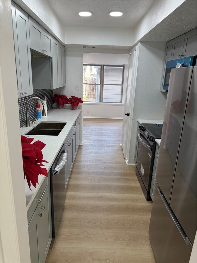 Foto del edificio - 6649 Westwick Dr