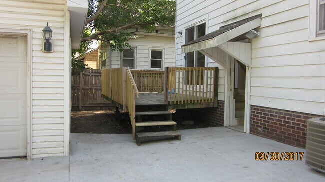 Building Photo - 719 Douglas Ave