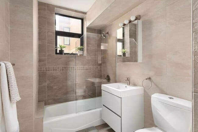 Foto del edificio - 399 E 8th St