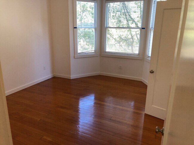 Foto del edificio - Huge top floor SF flat w/hardwood floors, ...