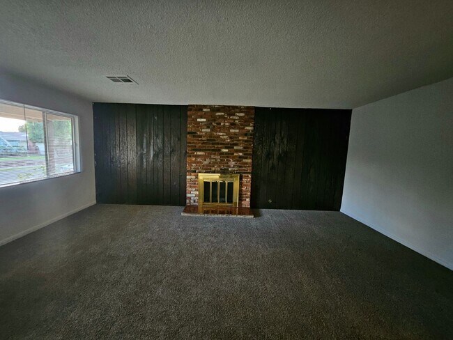 Foto del edificio - Spacious Private Home with Pool on Nearly Half an Acre