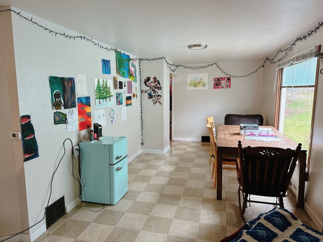 Building Photo - PRELEASE: 4 bd/1ba across from Laurel Park...