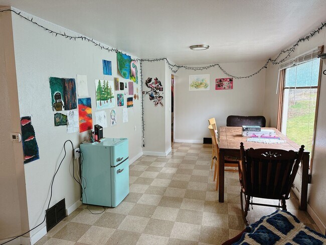 Foto del edificio - PRELEASE: 4 bd/1ba across from Laurel Park + near WWU