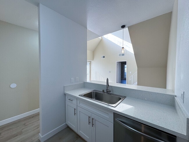 Building Photo - 156 S Oak Knoll Ave