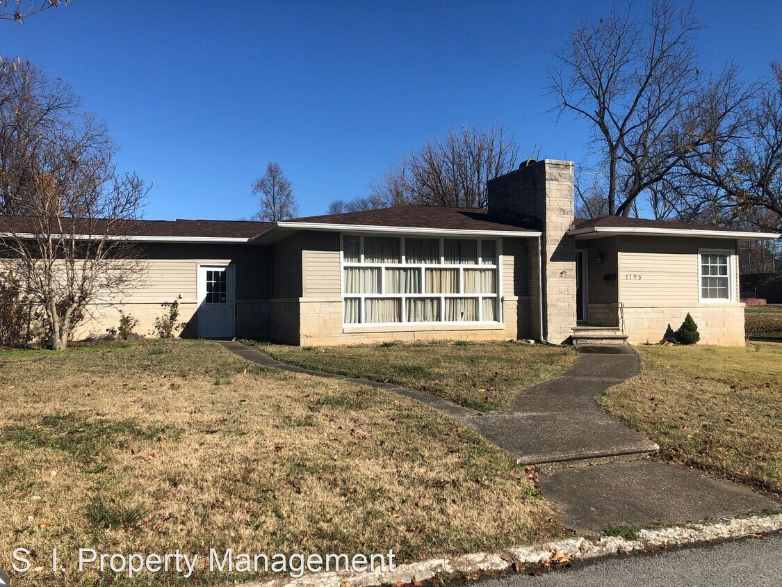 Primary Photo - 3 br, 2 bath House - 1705 E. Oak