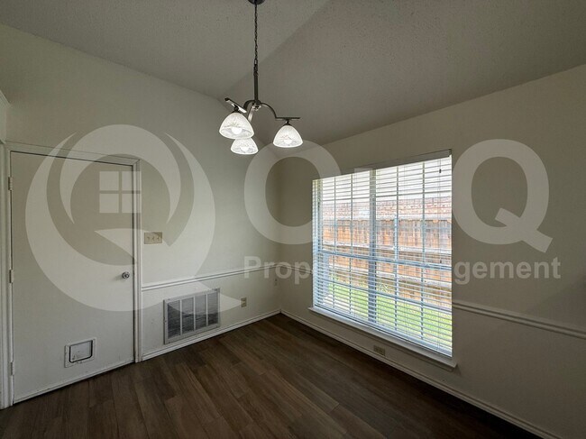 Building Photo - 1206 Hyde Park Dr