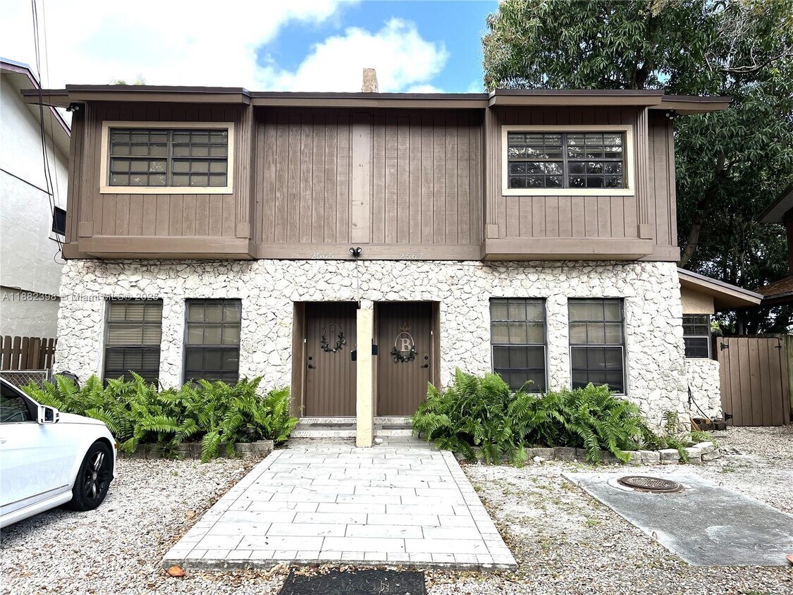 Foto principal - 2565 NE 182nd St